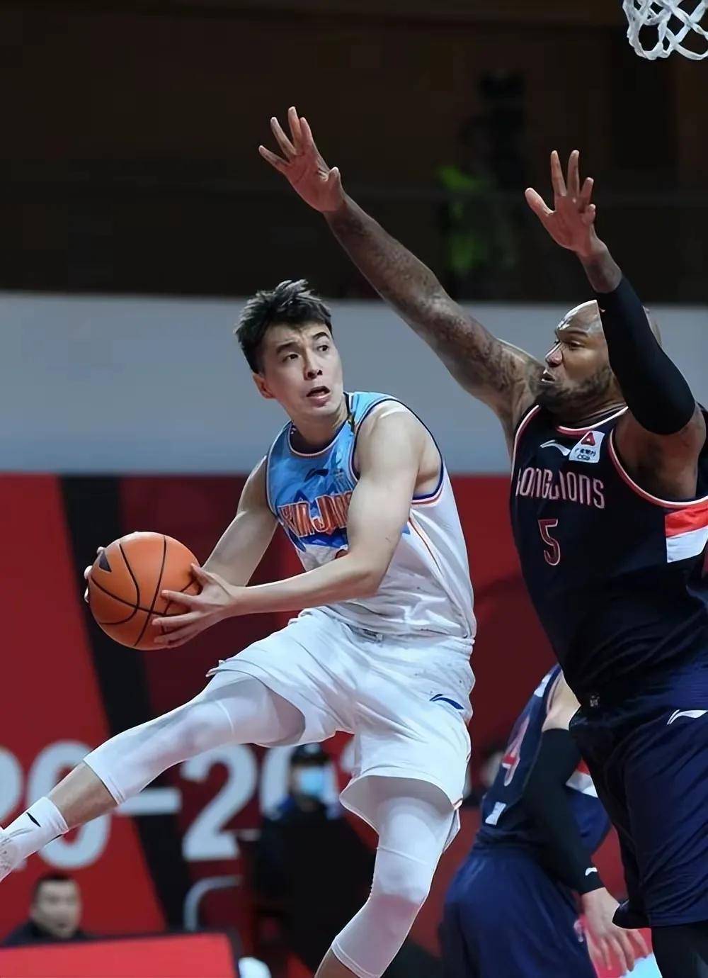 他就是彭泓森混血少年,自小就对篮球充满了热爱.