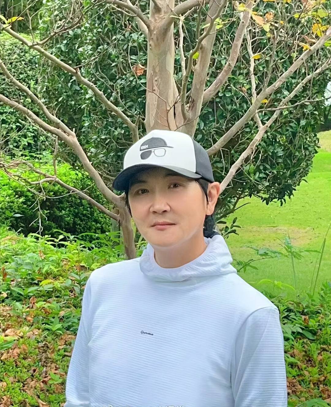 55岁孙楠瘦脱相,近照身材纤细矮小,撞脸徐帆郭京飞面相变化巨大