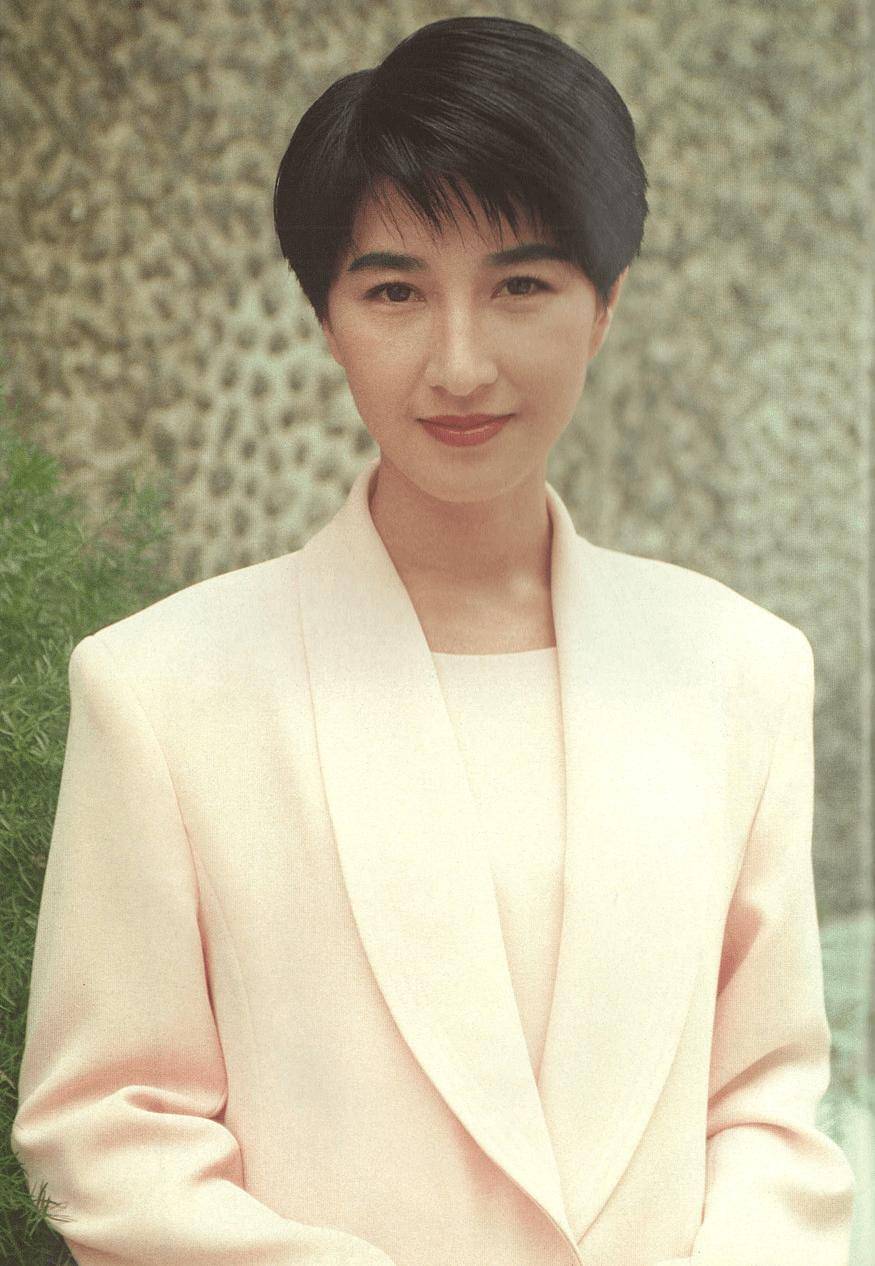 要说最牛的还得是《苗翠花》,这部剧直接帮她摘下tvb首届视后的桂冠.