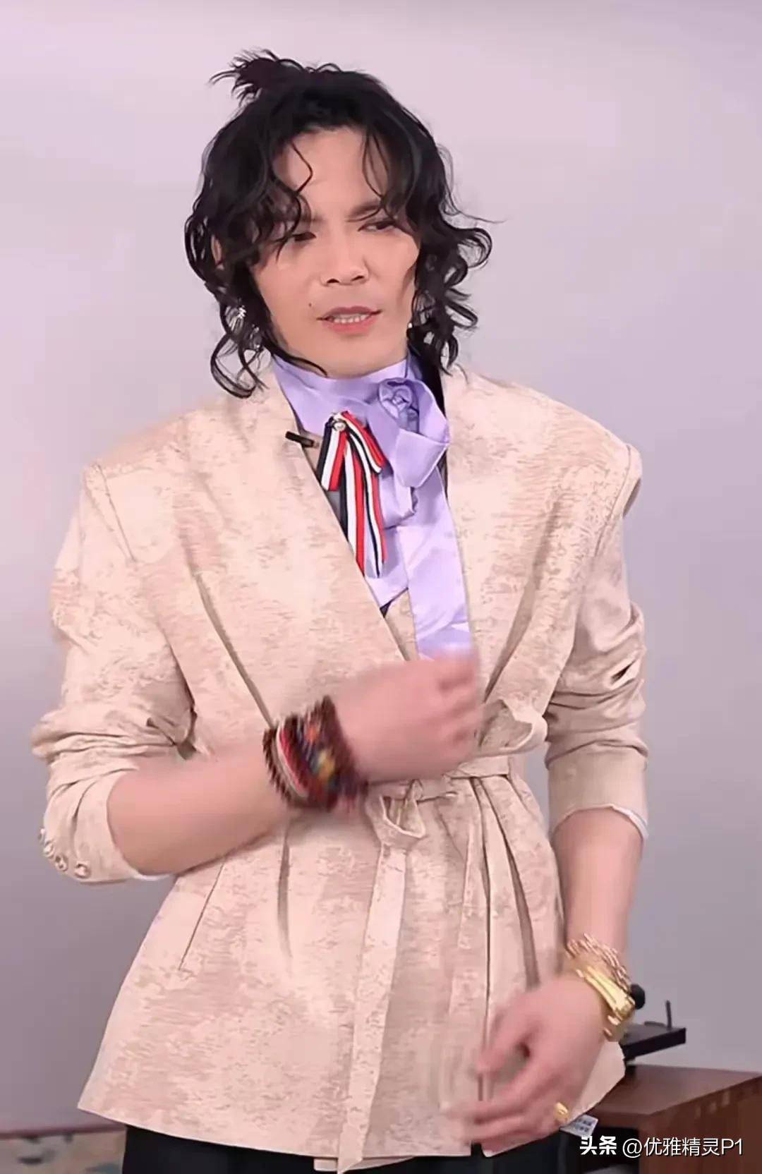 向佐"新中式"穿搭惊爆网络,网友直呼:郭碧婷,你管不管