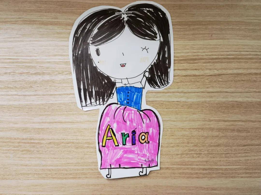 学生们热情参与,他们用画笔精心绘制自画像,五彩斑斓的色彩展现出孩子