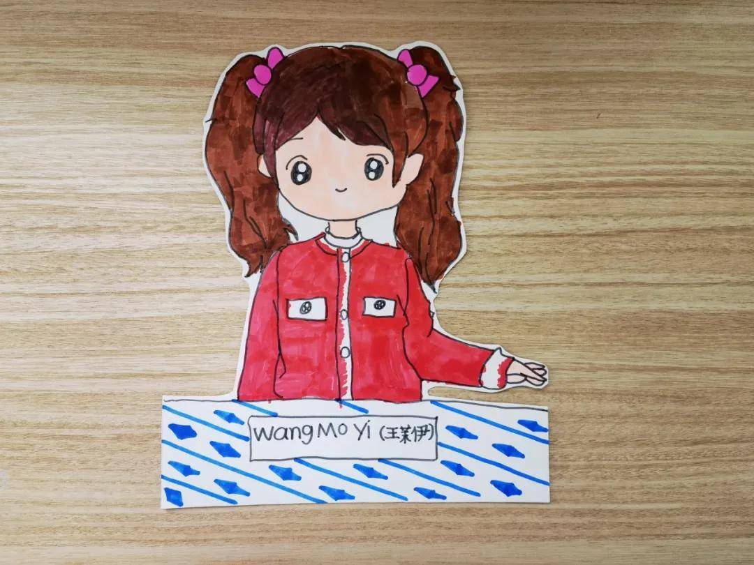 学生们热情参与,他们用画笔精心绘制自画像,五彩斑斓的色彩展现出孩子