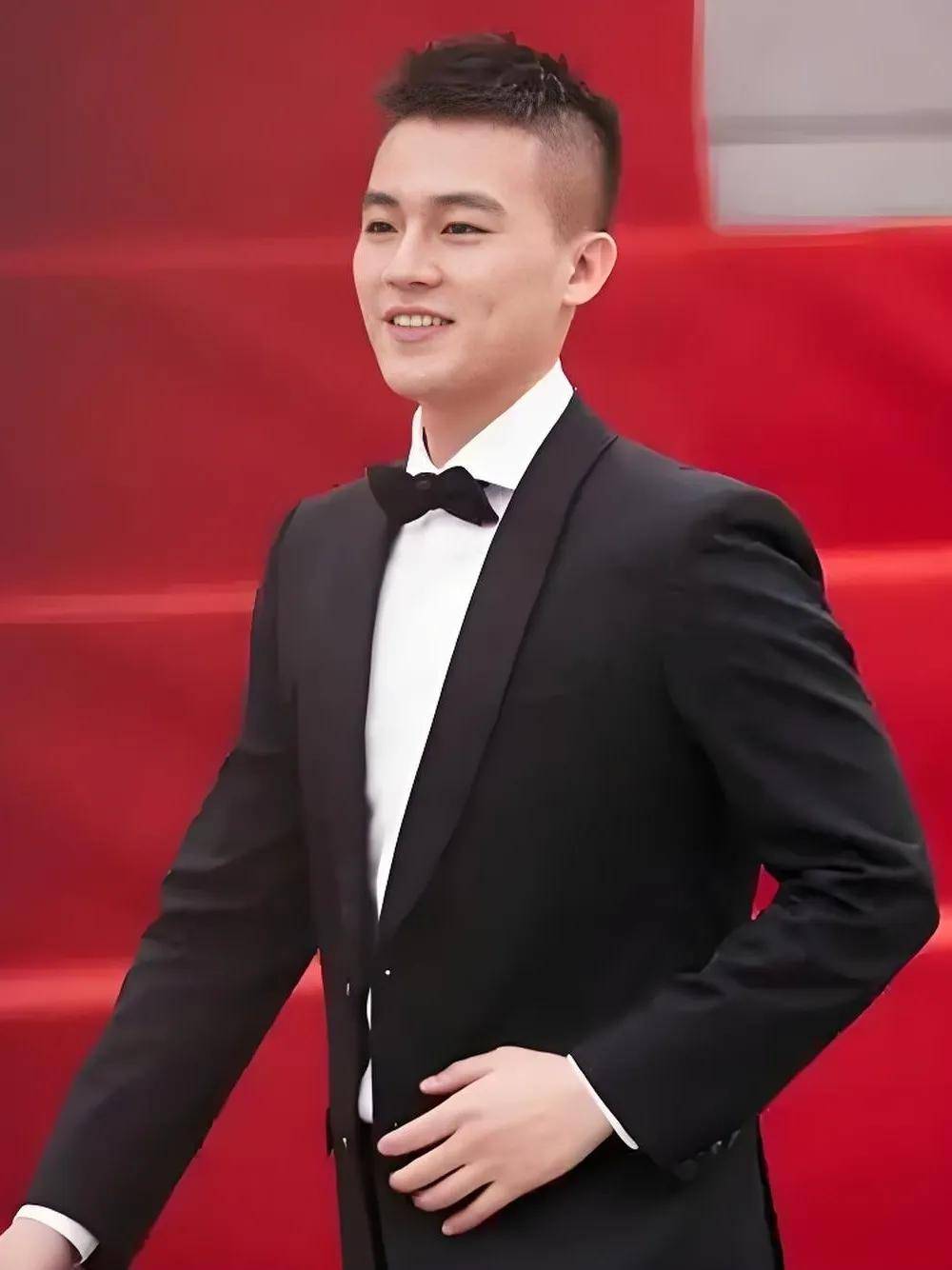 欧豪的寸头造型非常具有辨识度,是他的标志性造型之一,让人一眼就能