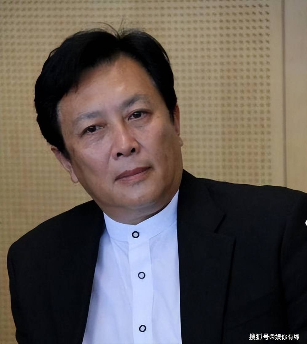 72岁唐国强近照曝光,嘴巴紧闭大腹便便,断崖衰老,走路小心翼翼