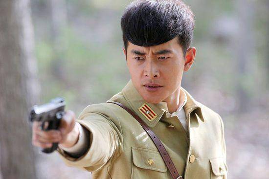 出众的外表和优异的成绩,他顺利被录取,和刘亦菲,朱亚文成为了同学