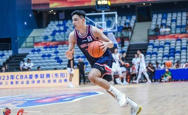 郭艾伦爆砍32分！三分6中6！广州男篮又赢了，本土奇兵三分7中5