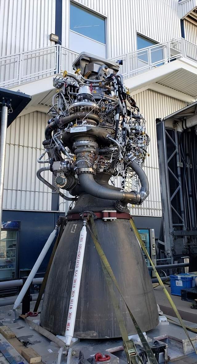 我国登月火箭发动机新突破,美国登月再停滞,航天员代餐饼干披露