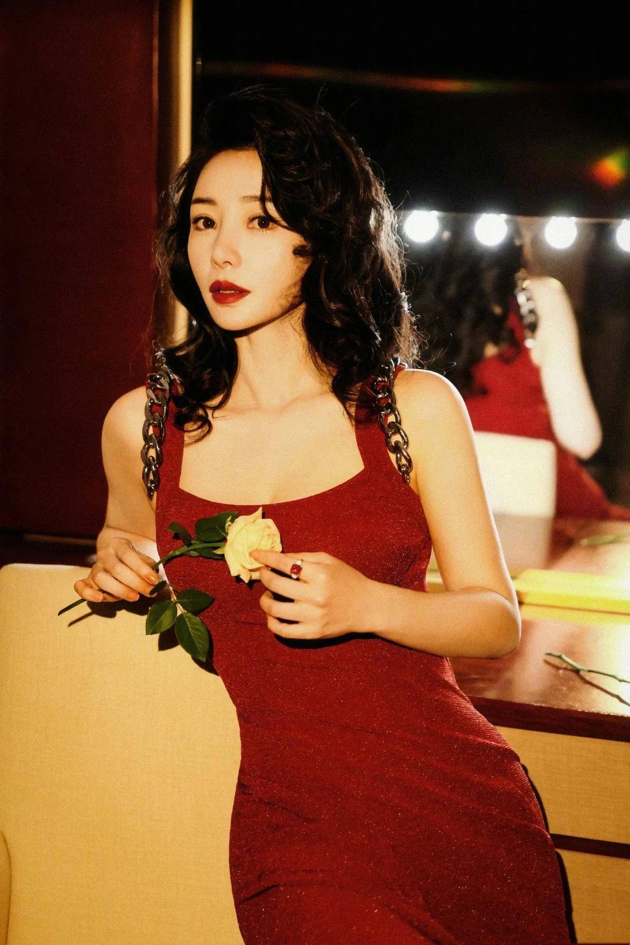 柳岩玫红色长裙,温柔且热烈的"玫瑰美人"!