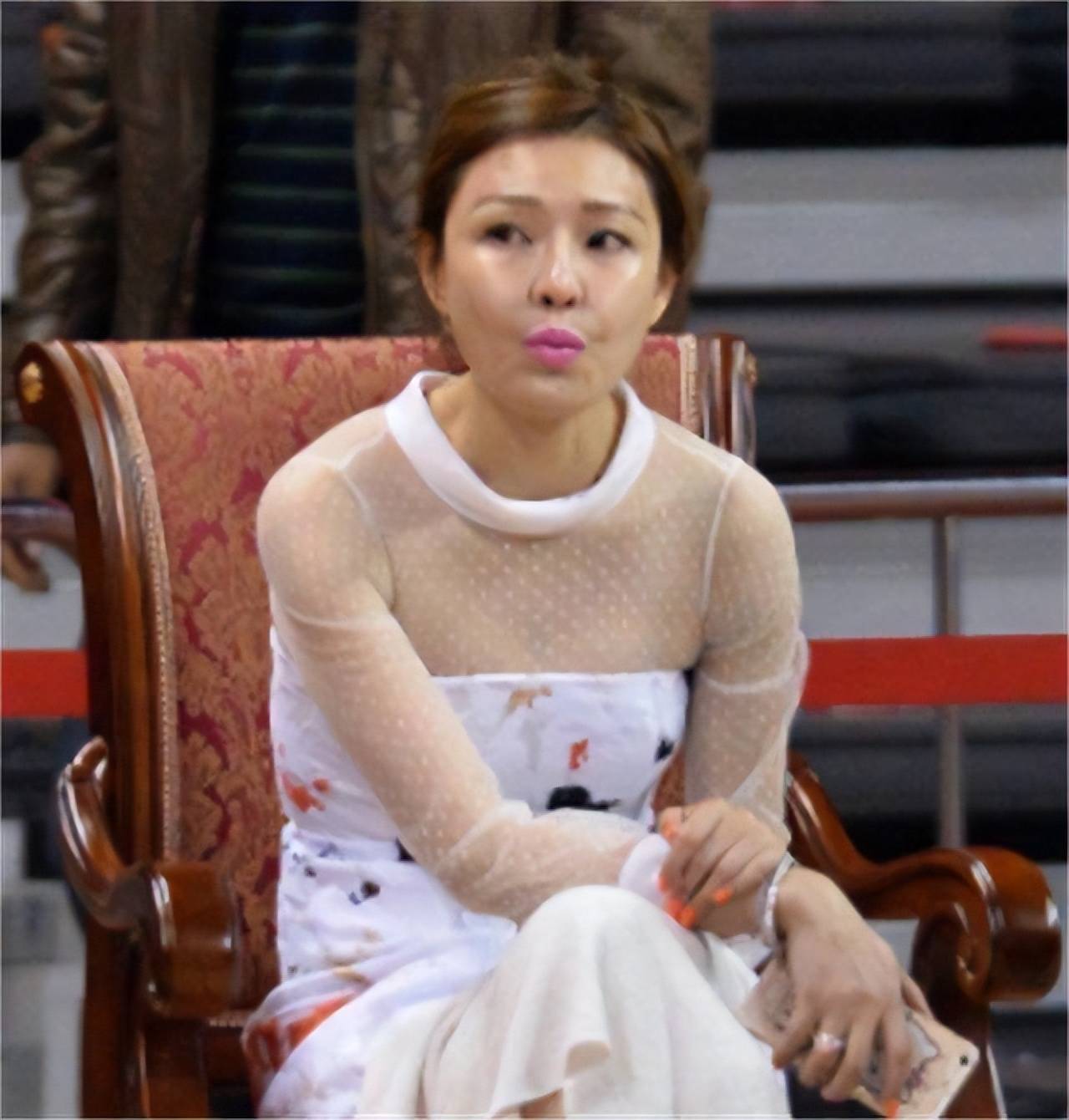 原创吴迪易建联的老板娘负责处理广东宏远的事务对待球员尽职尽责