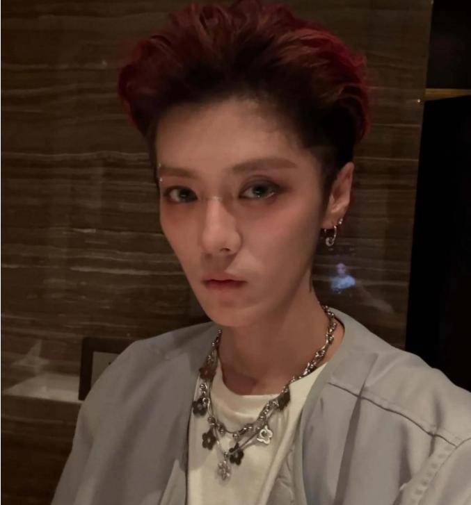 鹿晗只用一招便制胜,这次热搜可没关晓彤的事儿!_恋情_发展_流量
