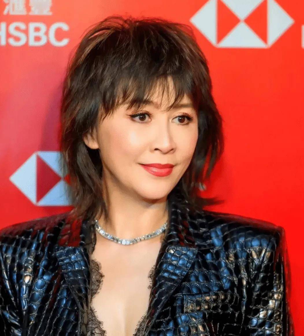 刘嘉玲之前也说过,保养也不是乱花钱,而是要保持着运动的习惯,刘嘉玲