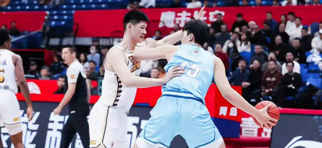 广厦豪取3连胜，胡金秋大爆发击败杨瀚森，与新疆竞抢联赛第1