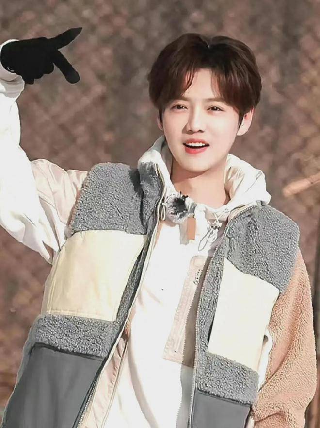 34岁鹿晗为了耍帅豁出去了,脸上打了9个钉,光看着就感觉很疼!