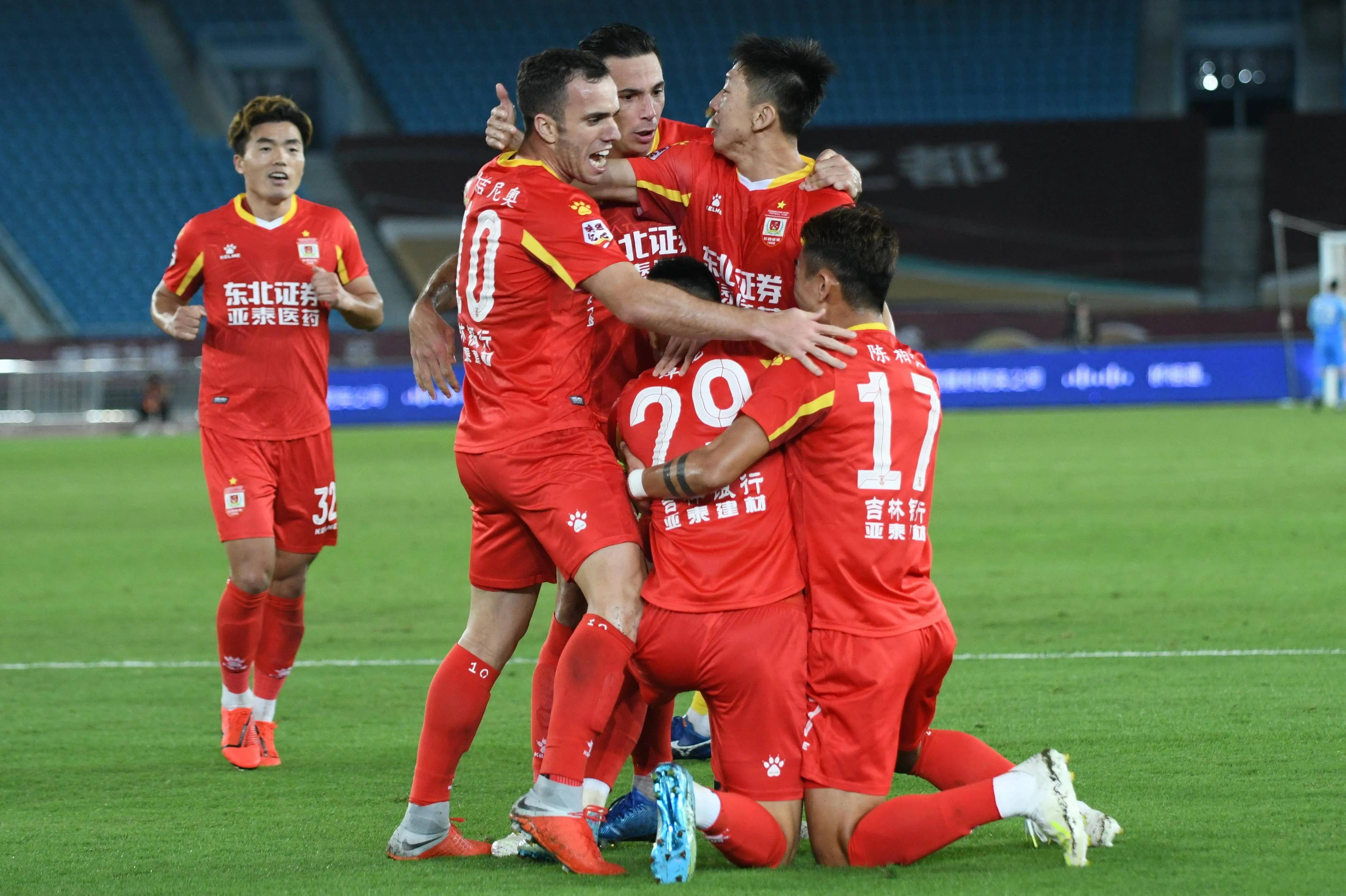 中超第 18 轮：大连英博客场 2-0 完胜长春亚泰