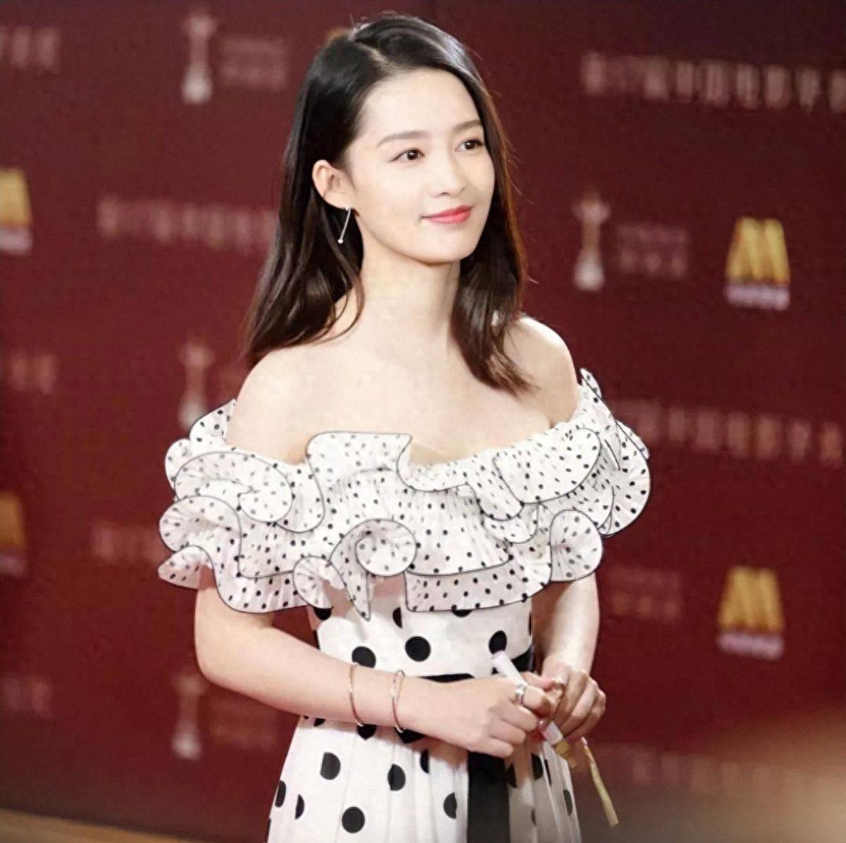 想红的野心写在脸上,又立"淡如菊"的人设,32岁的李沁醒醒吧