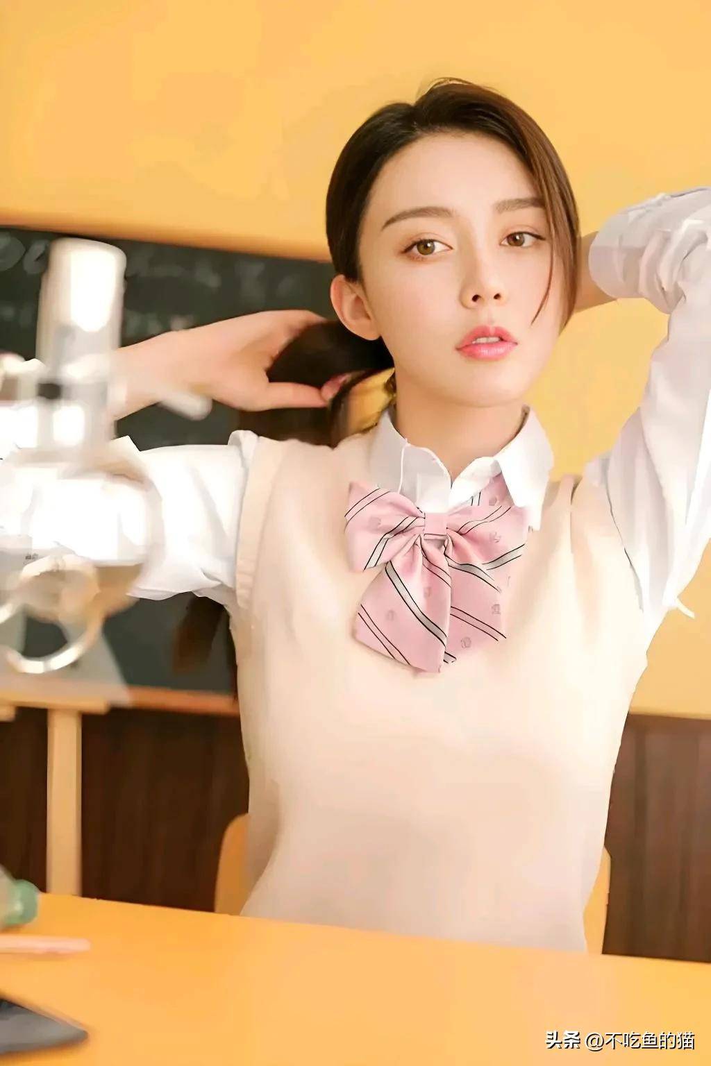 周麟嘉：肤如凝脂，饱满迷人_表演_小角色_生活