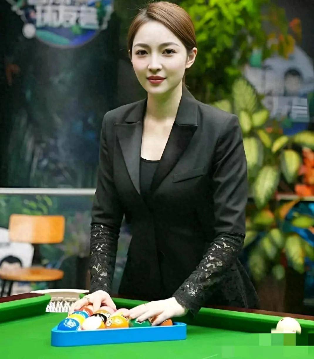 王钟瑶:台球裁判界的时尚女神,身材真是太辣,凹凸有致,大长腿_比赛_魅力_健身
