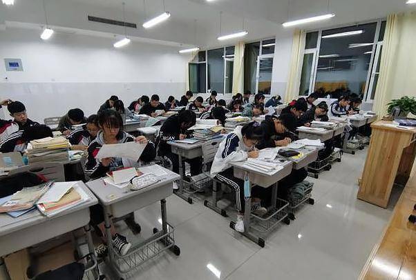 [独家深度]班主任不准15岁男生晚自习上厕所，家长曝造成孩子厌学-班主任不让学生上学怎么办