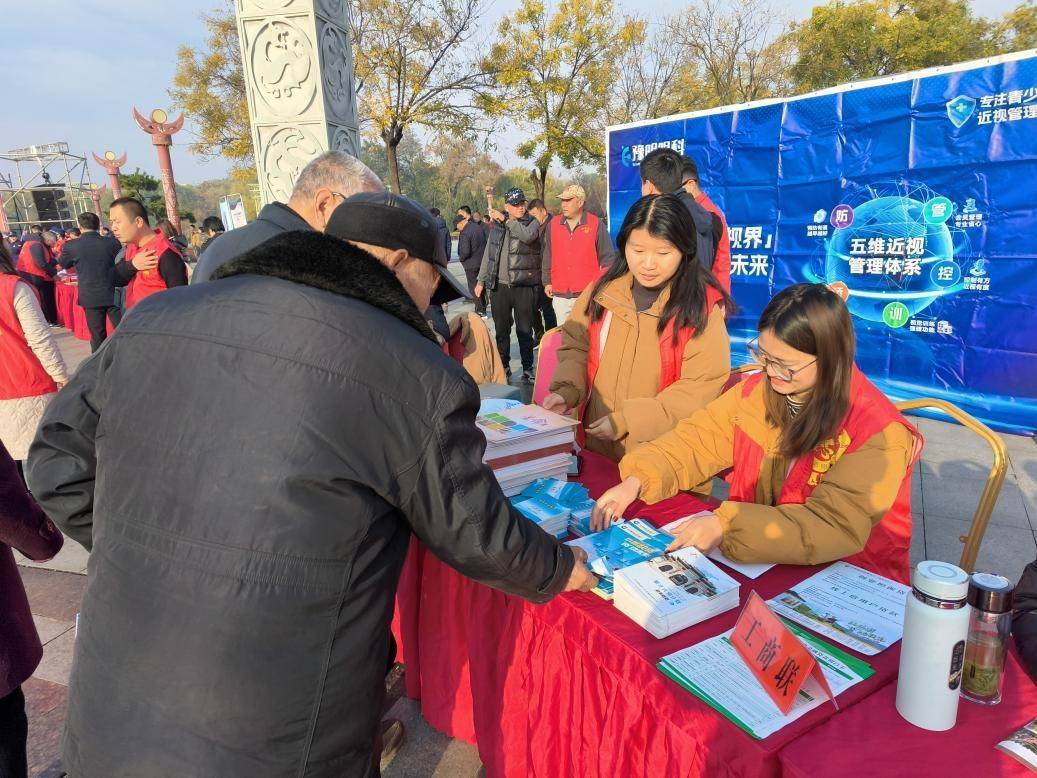 邓州市工商联在“国际志愿者日”开展志愿服务活动