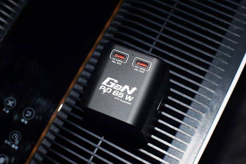 国际旅行的充电利器 威宝65W氮化镓插座转换器