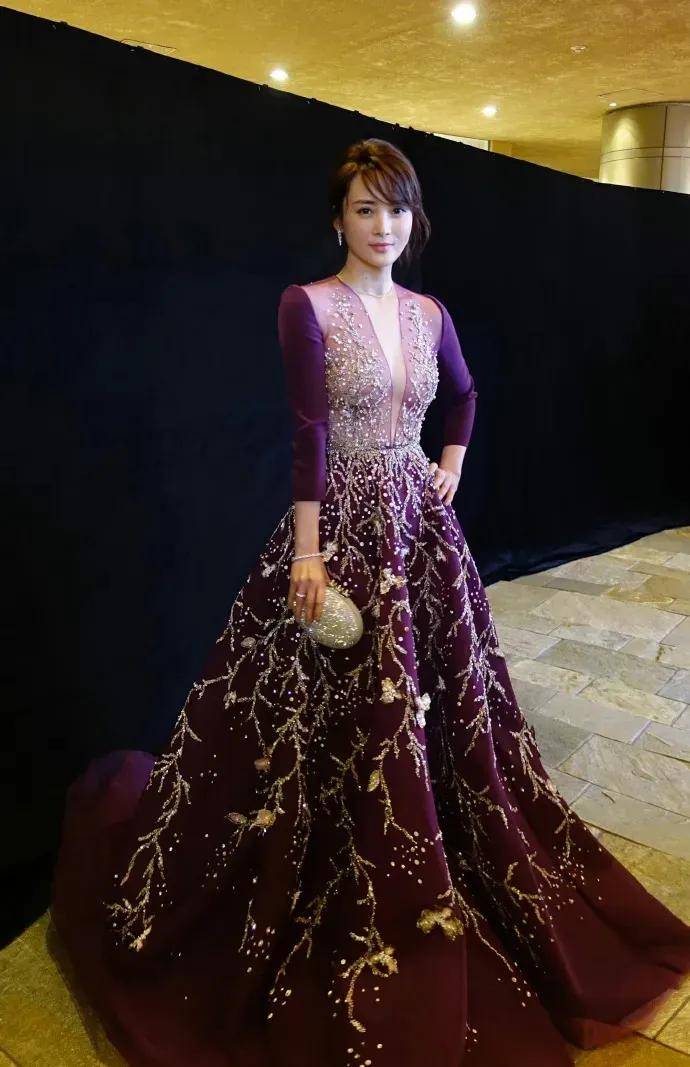 蒋勤勤透视礼服惊艳亮相:清纯之外的性感魅力