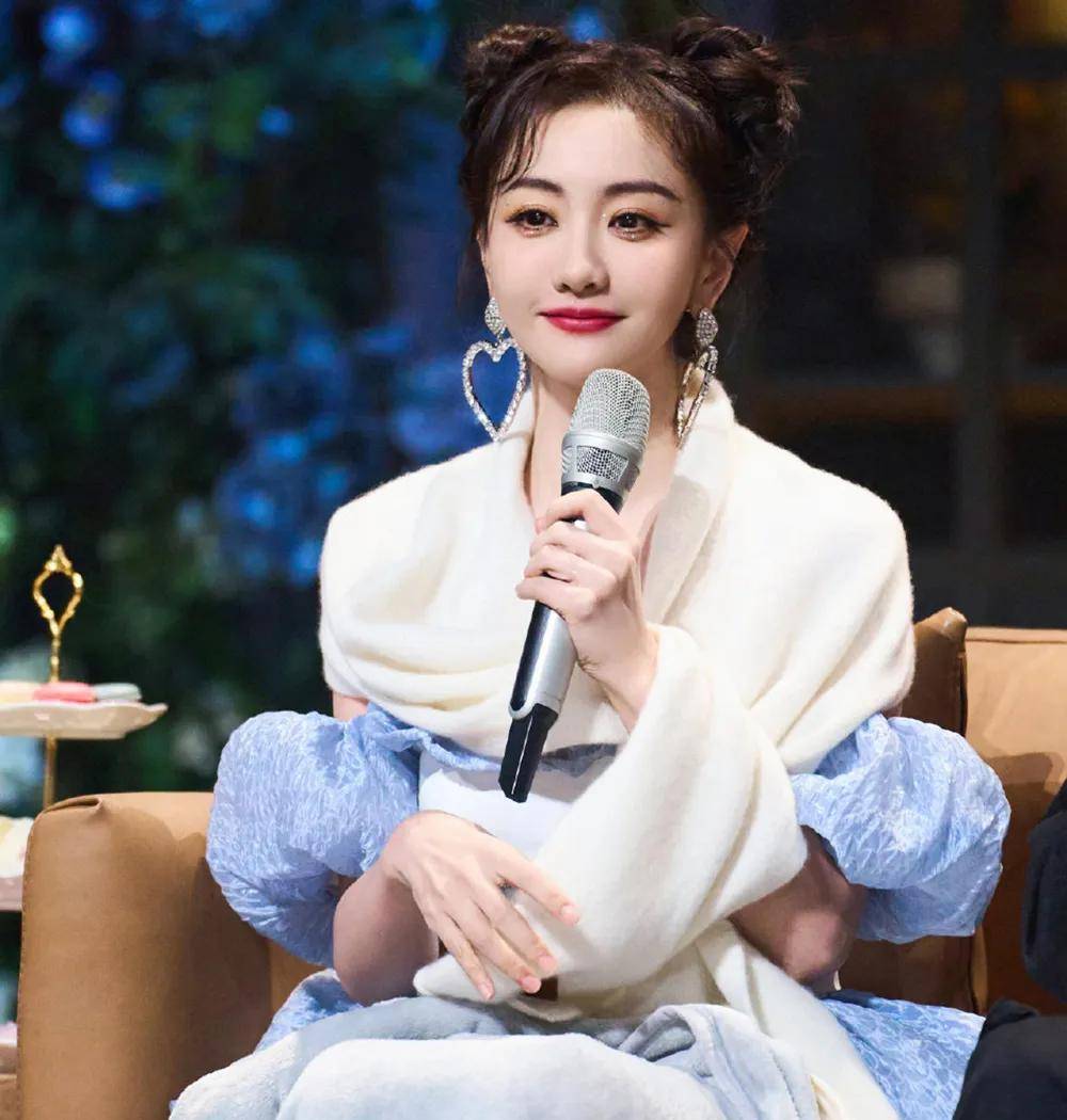 43岁杨蓉穿睡袍录节目太任性,网友:这是穿了妈妈的保暖裤,戴了外甥女