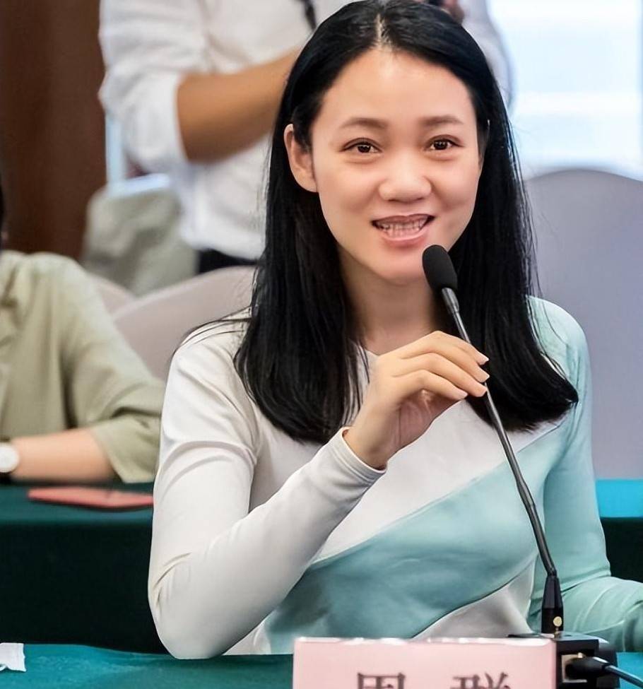她是“著名”名嘴，嫁给“神秘”老公生下三个孩子，仍宛如少女_周群_郭德纲_时候