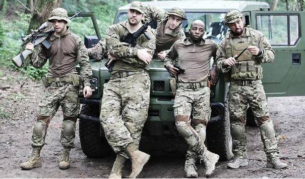 他被称雇佣兵之王,曾干掉4任总统,娶6个妻子,还窃取一个国家