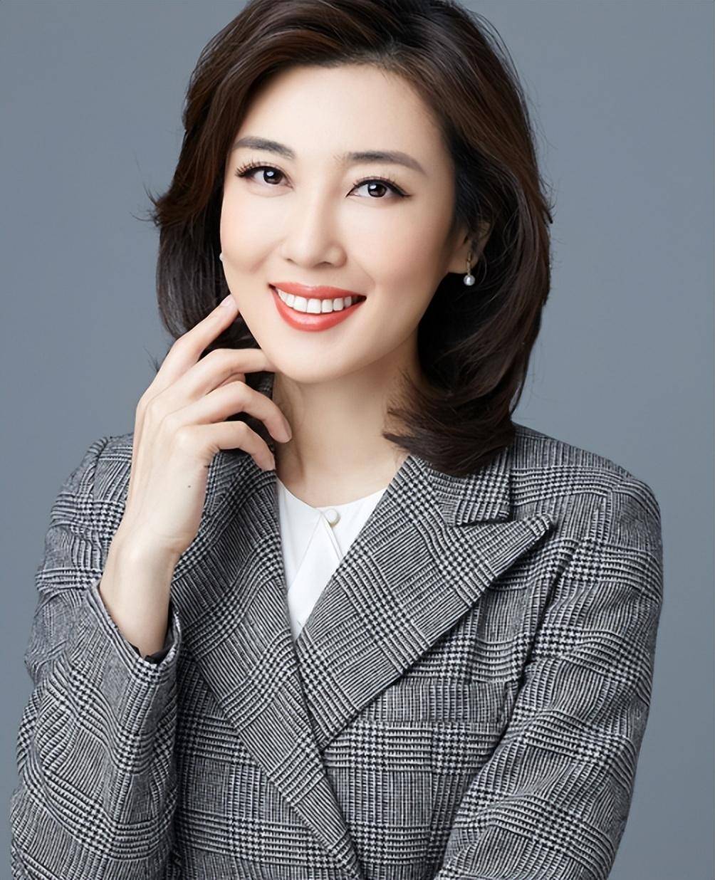 央视最美主持李红:14岁辍学,18岁被逼嫁人,被造谣傍大款嫁罪犯,真实