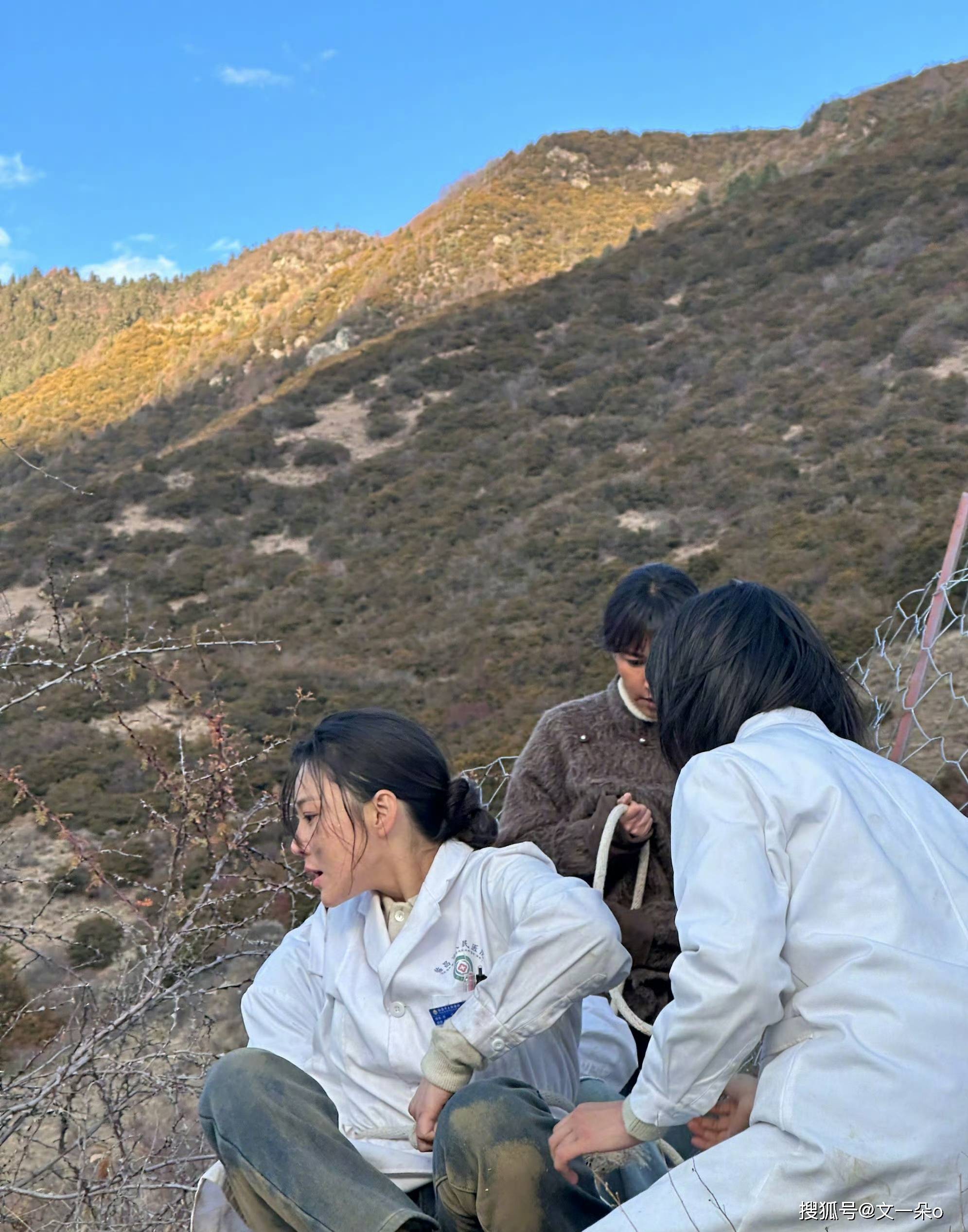 张馨予称何捷某人这狗粮好甜秒变幸福小女人