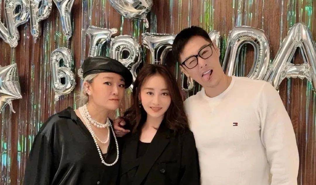 50岁陈德容不显老!和小鲜肉依偎在一起容光焕发,看着比同龄人还年轻