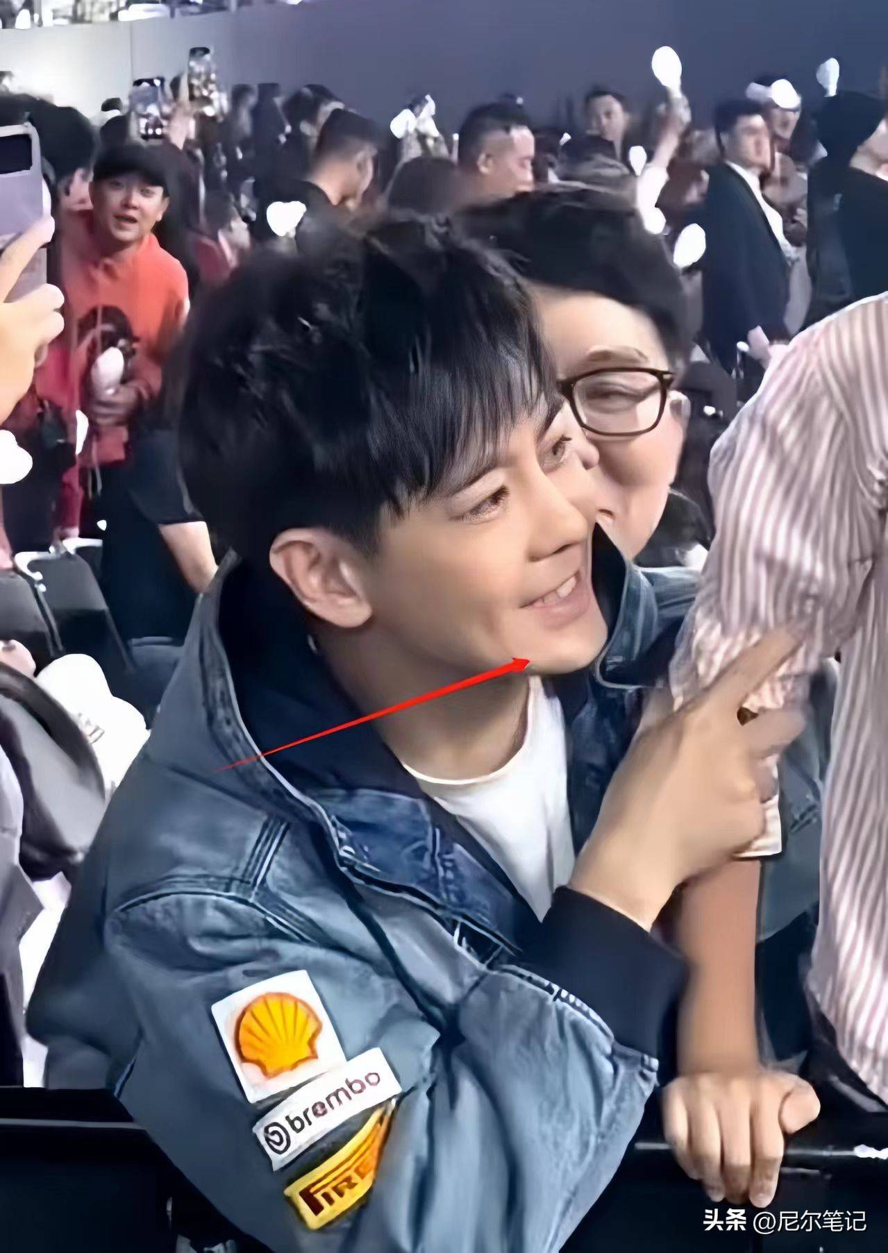 林志颖带儿子看巡演任人拍照疤痕抢镜儿子大眼睛像爸爸