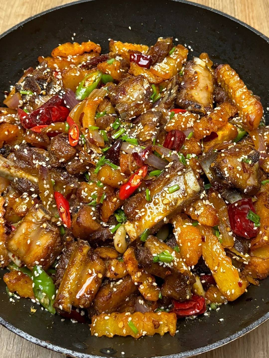 味蕾上的热辣狂欢的美味干锅排骨,一口酥脆一口香!