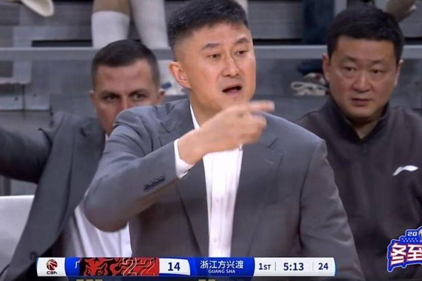 活该！杜锋输球装可怜，苦叹无小外可用，球迷不但不同情反而怒批