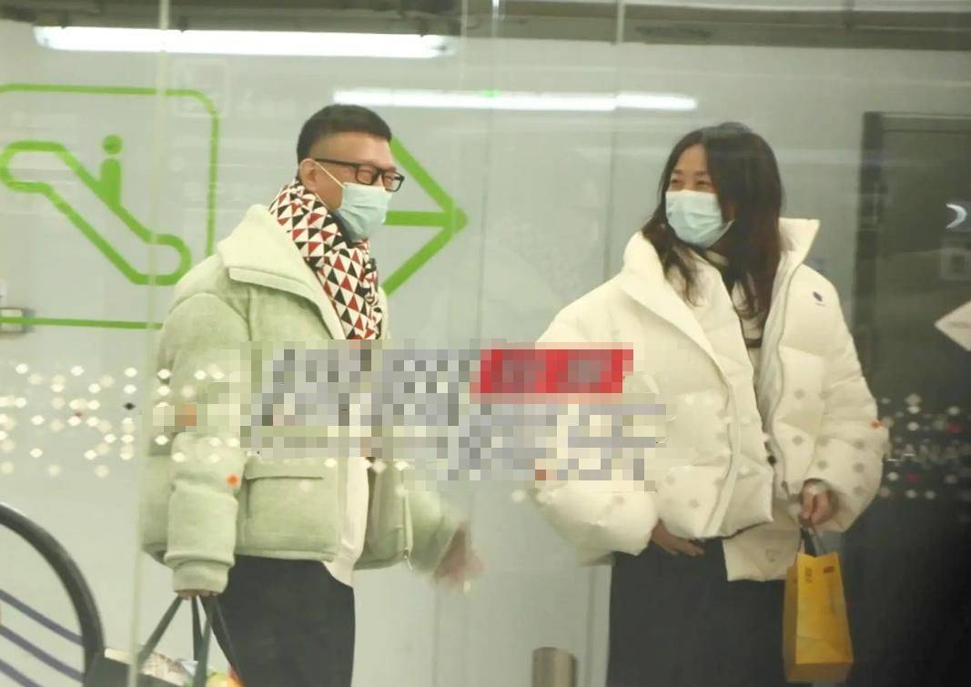 孙红雷陪妻子逛超市，把小15岁娇妻搂怀里超甜蜜，妻子也是演员_王骏迪_夫妻俩_作品