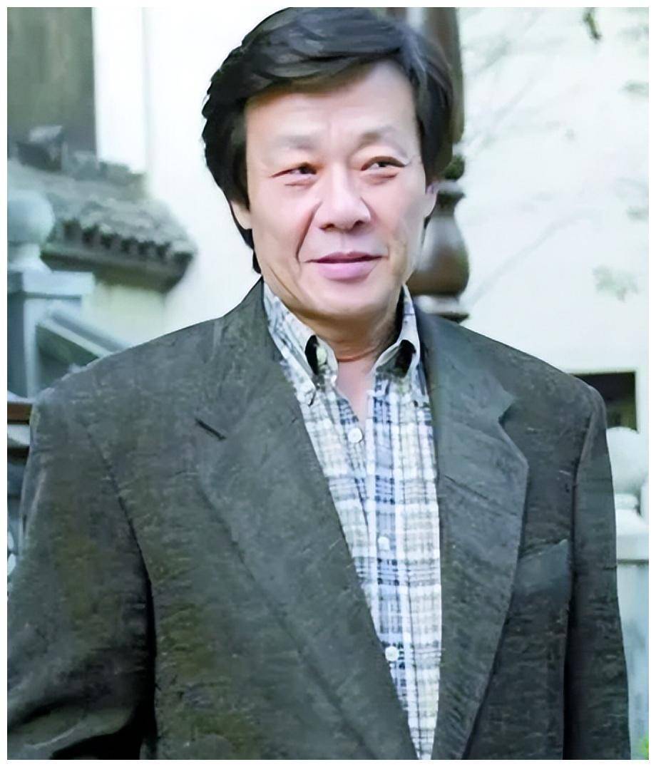 68岁寇世勋近况,晚年和原配一家生活,二房及3名子女在国外
