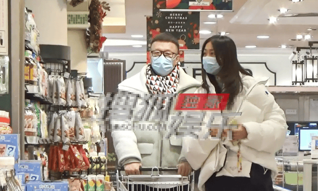 孙红雷与妻子逛超市，王骏迪大高个气质佳，结婚十年走路还抱一起_女儿_家庭_才五岁