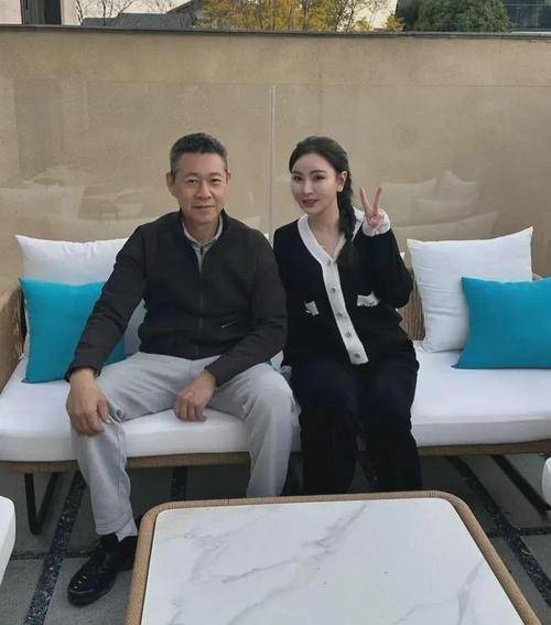 霍凡,嫁给大12岁张丰毅,结婚30年却不要孩子,她到底图什么?_张博宇_家庭_儿子