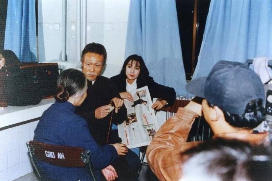 谢园,他不但是一位演技卓越的演员,更是一位恪尽职守的老师.