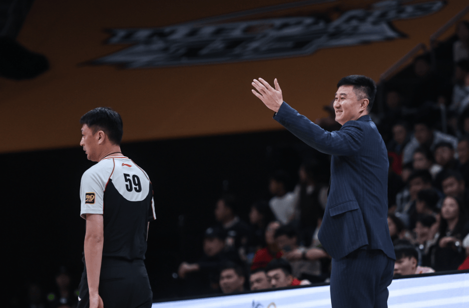 广东男篮怎样才能走出低谷？球迷：杜锋需提高贝兹利战术权重