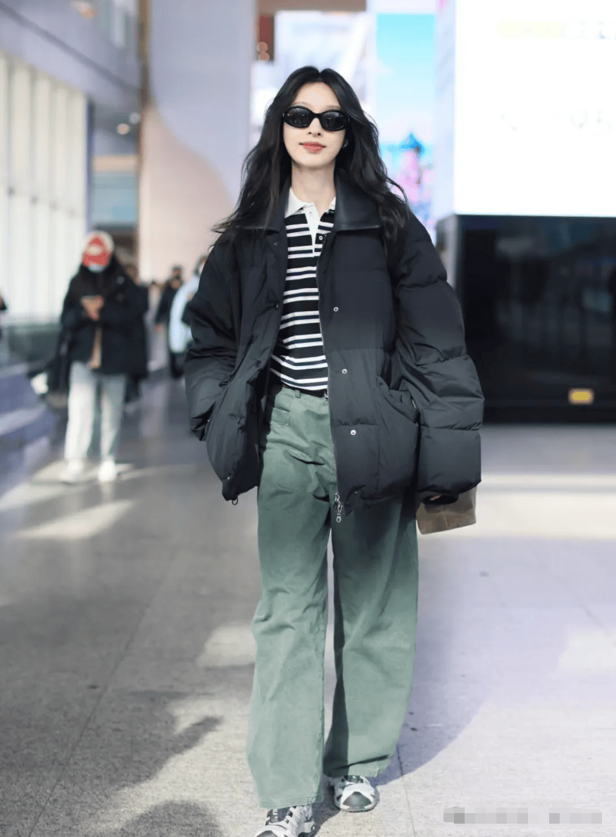 40岁张俪机场造型惊艳!