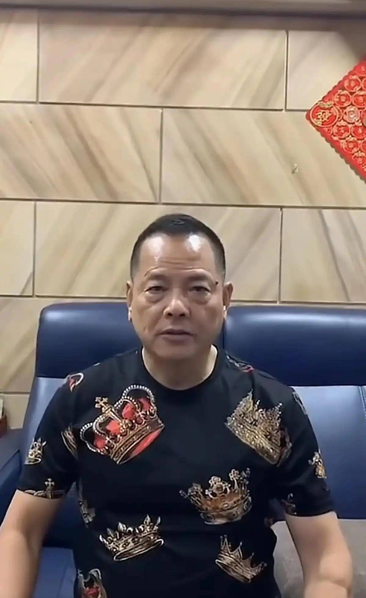 崩牙驹老了,元旦在澳门请石家庄90后网红吃饭,饭菜简单以茶代酒