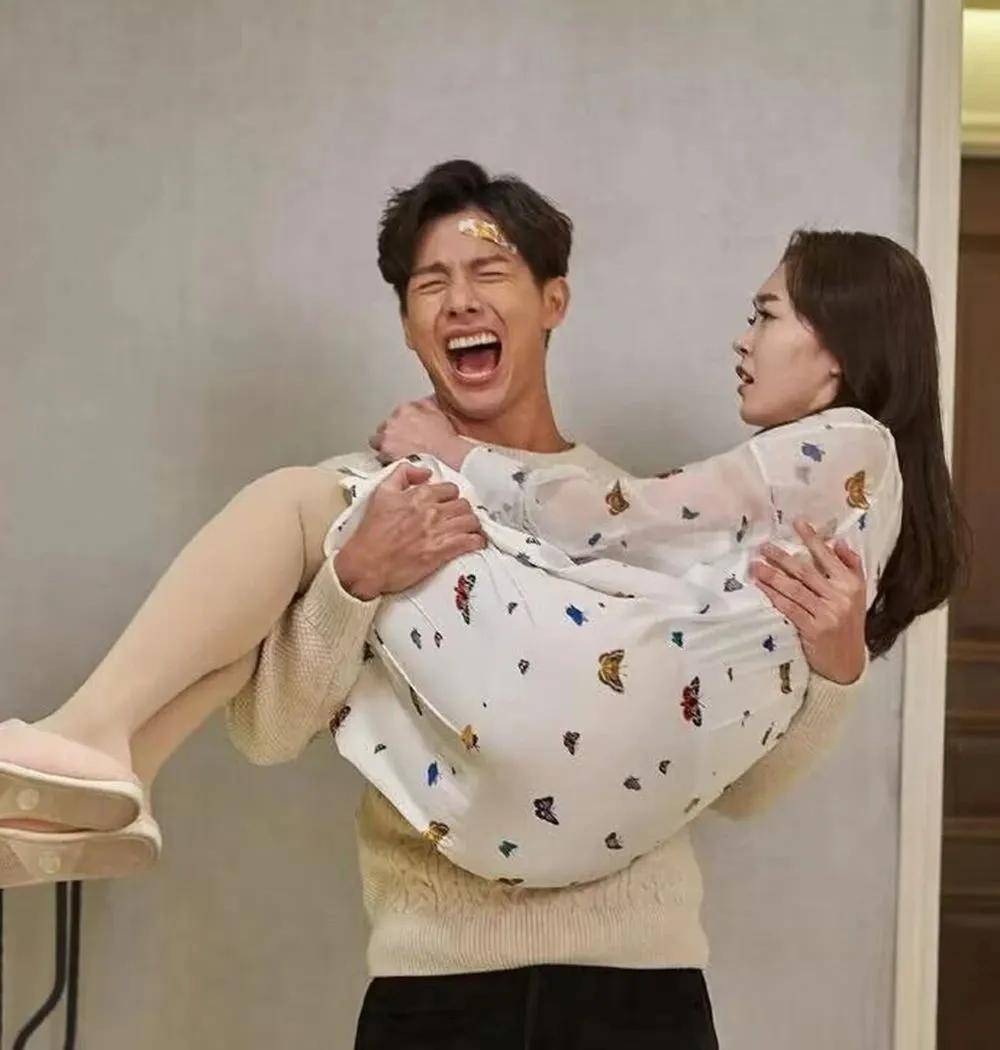 34岁宋轶和外国型男合照,穿紧身裤被公主抱展露超绝腰臀比,男人的眼神