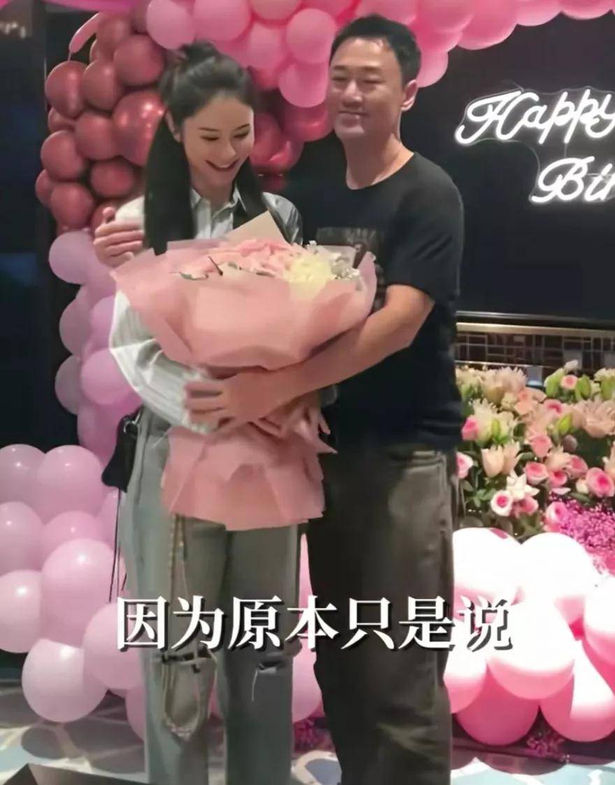 林峯一家三口太温馨了,与老婆拥抱亲吻,女儿在他们一旁求抱抱_张馨月