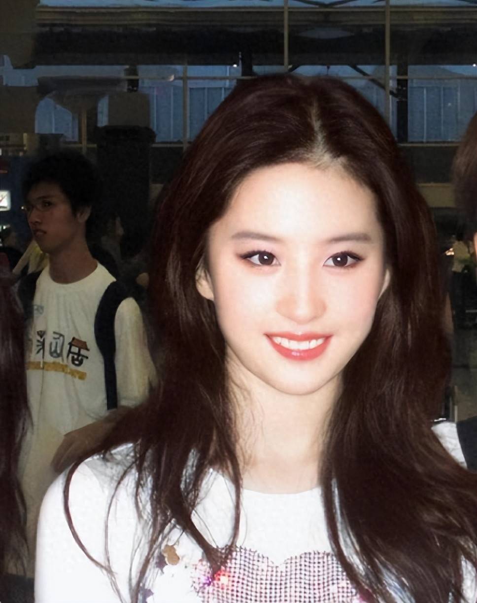 年轻时的刘亦菲很清纯,美得更有灵气,淡淡笑容就足够蛊惑人心