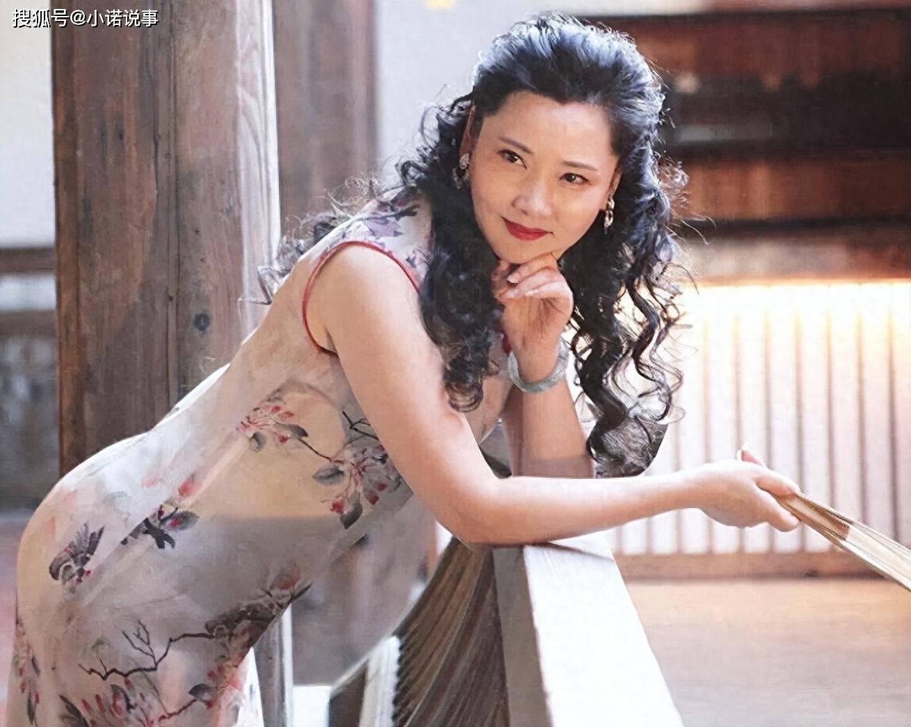 何赛飞:曾经因长相太美无人敢追,父亲为她终身不娶,她的魅力究竟有