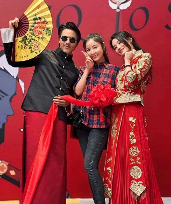 48岁林心如出席舒淇婚礼,穿十年前红格子衬衫,同龄的她们好接地气!