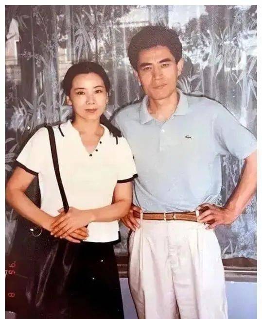 陈宝国夫妻同框像两代人!他66岁精神十足,赵奎娥67岁像优雅奶奶