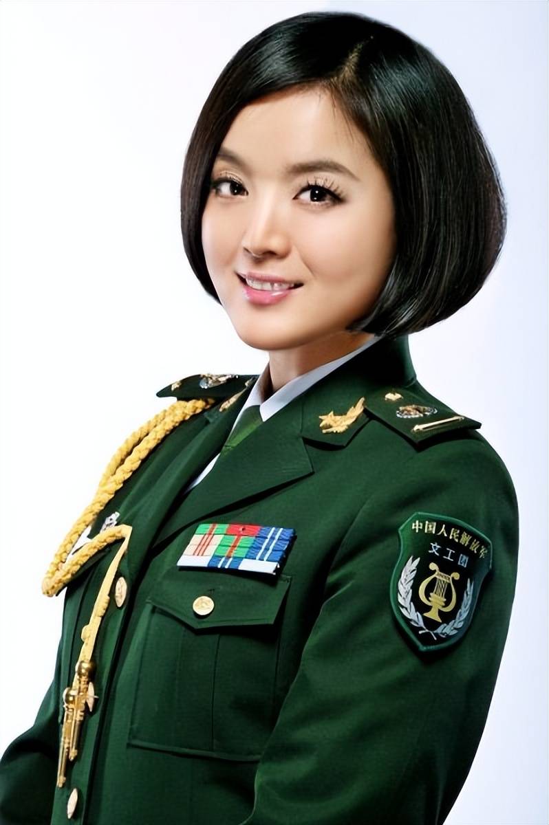 歌手白雪:离婚与儿子相依为命,二婚嫁小8岁丈夫,终于迎来幸福