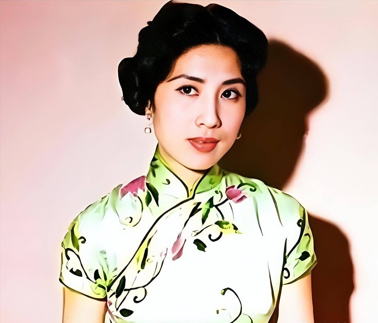 王玉龄有多美?1945年和张灵甫新婚留影,那年她17岁气质非凡